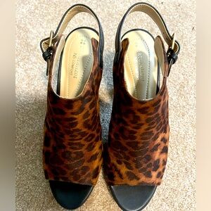 Stunning Naturalizer leopard print, open toe,  sling back pumps!
